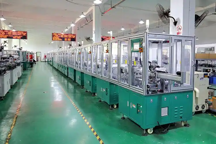 Línea de ensamblaje automatizada para la producción de grifos de laboratorio